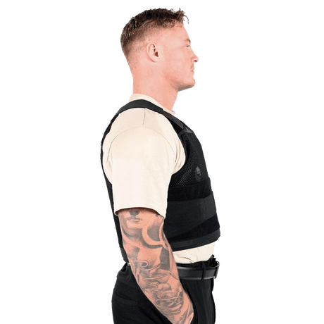Elite Armor RX2 Stik & Skudsikker Vest – sideprofil af mand med vest.