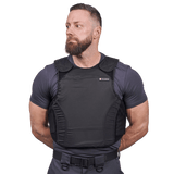 Mand iført Xtreme stik og skudsikker vest set forfra